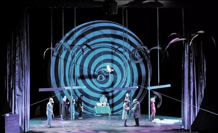 演繹不同版本的《波西米亞人》舞臺(tái)劇表演，一次嗨個(gè)夠