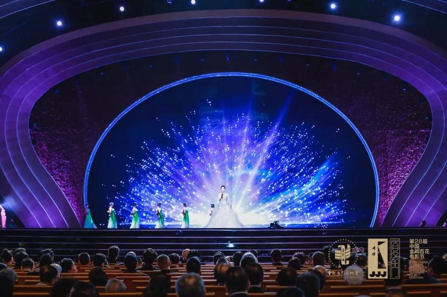 電影節(jié)活動策劃了三個篇章，貫穿了海浪、金沙和日光照耀的金雞剪影元素