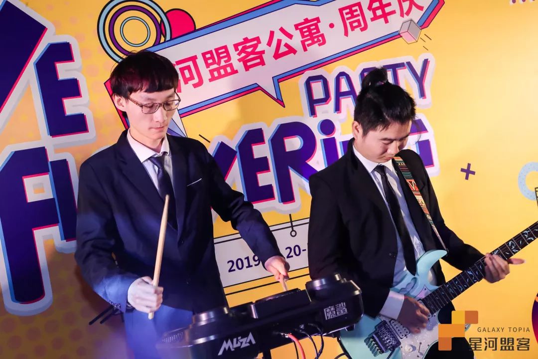 燈光閃爍一秒，瞬間進(jìn)入周年慶典活動(dòng)，面具策劃形式很朋克