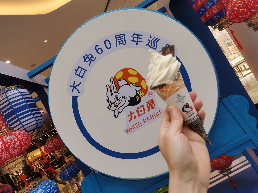 中西合璧快閃店活動經(jīng)典藍白配色，甜蜜風暴正版來襲