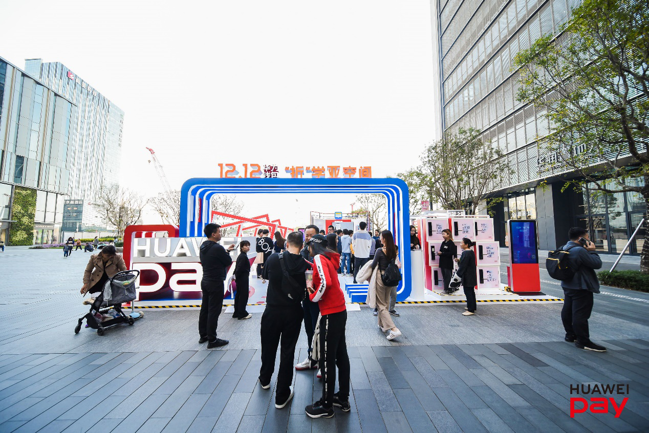 手機快閃店活動現(xiàn)場驚現(xiàn)許多智能黑科技，全新體驗等你來