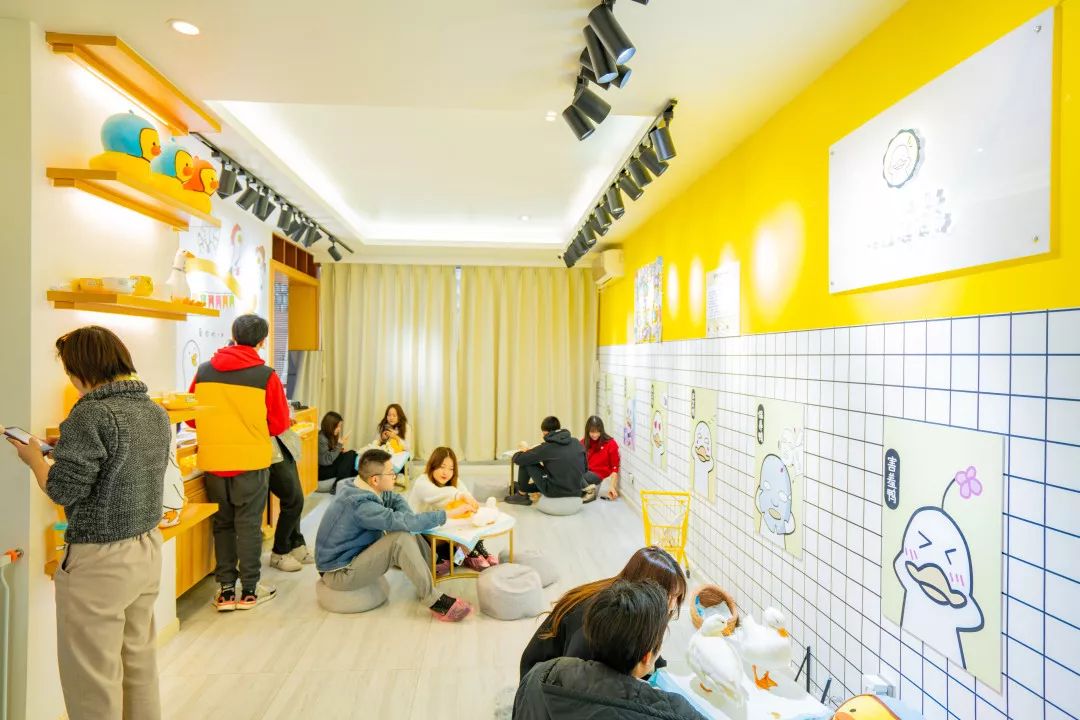 鴨鴨主題快閃店活動萌翻了，2020擼鴉不擼貓，沖鴨