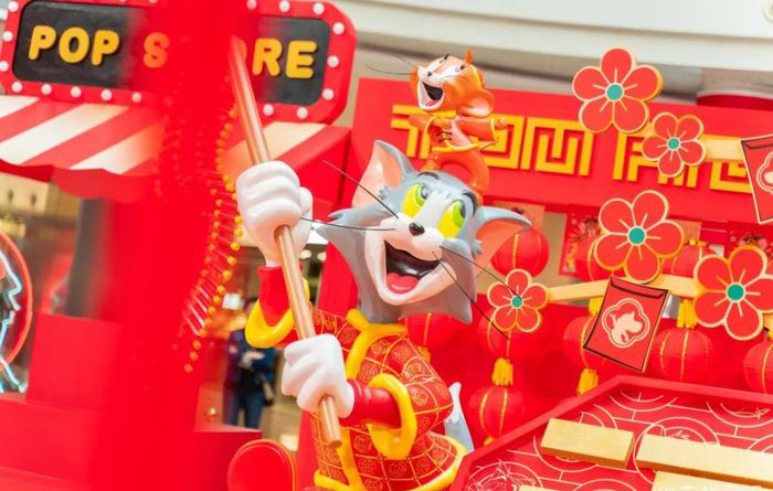 TOM&JERRY“密謀”的新春快閃店活動(dòng)悄然開(kāi)始，帶著醒獅前來(lái)報(bào)道