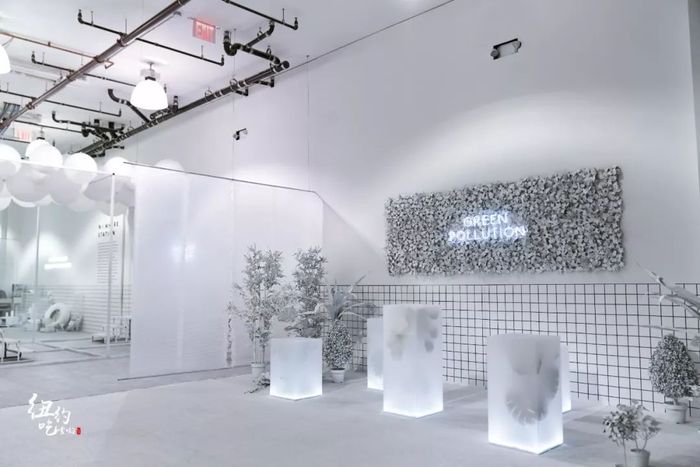 主題快閃店形式的展覽策劃，黑白風(fēng)格很是印象深刻