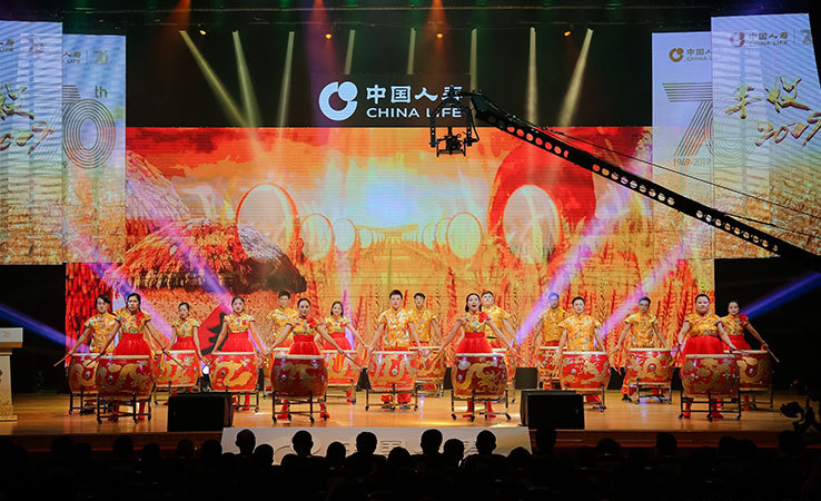 中國人壽的年會(huì)策劃了一個(gè)誓師環(huán)節(jié)，個(gè)個(gè)都是壯志豪情