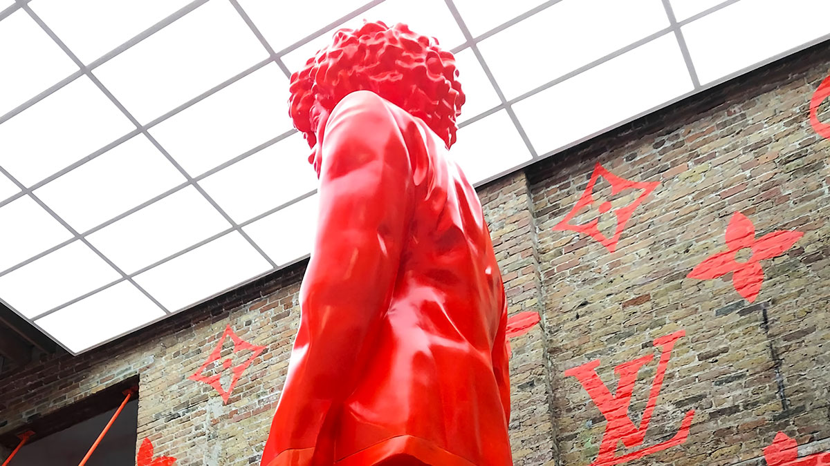 在沉浸式和概念性的橙色背景下，Louis Vuitton芝加哥快閃店帶來了城市的活力