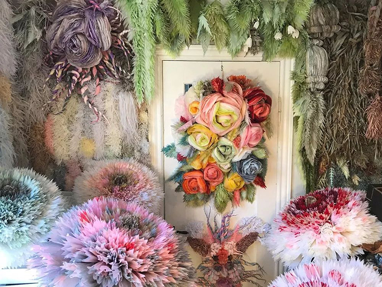 以顏色輕柔的紙層層堆疊并錦簇成花朵的展覽活動，真的驚喜了雙眼