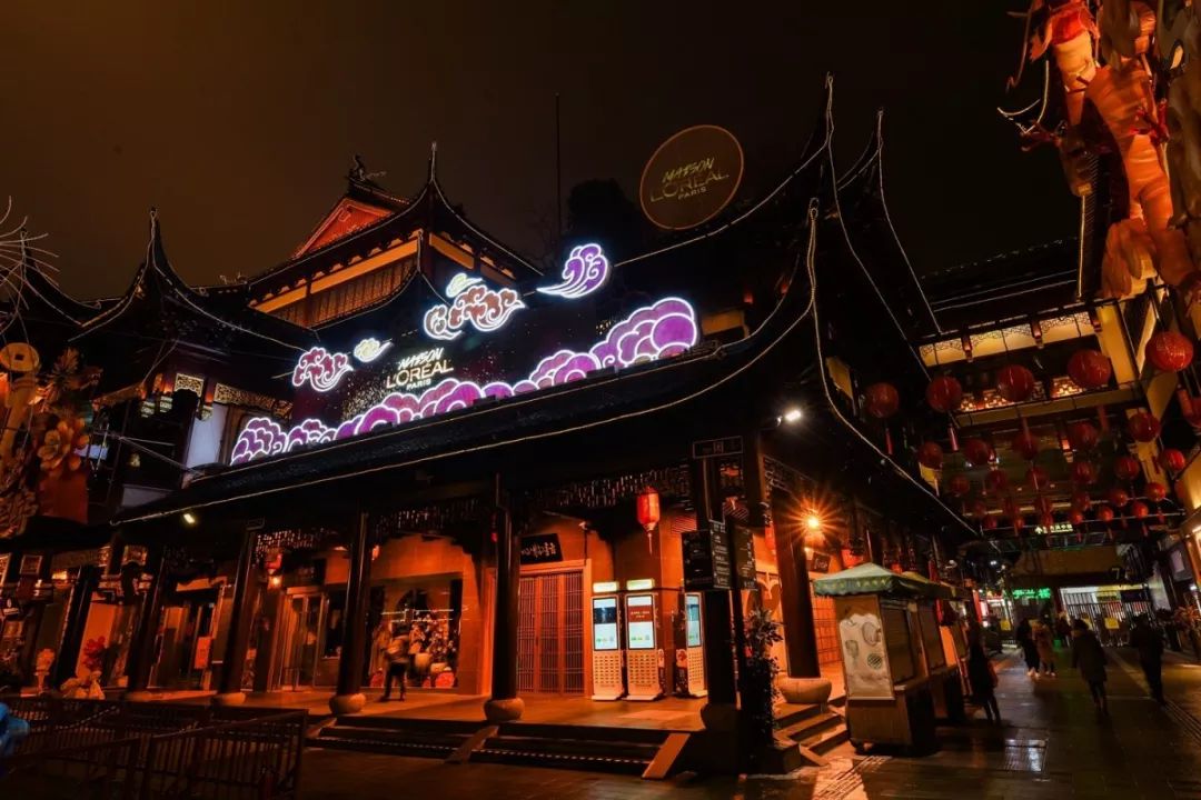 巴黎歐萊雅燈會快閃店活動詮釋著什么是傳統(tǒng)與科技融合、經(jīng)典與現(xiàn)代碰撞