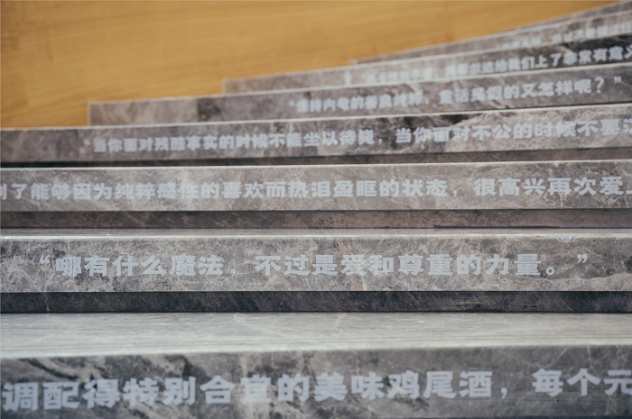 音樂劇的展覽活動(dòng)形式竟然以一本書開篇，這是一部萬人迷的音樂劇吧