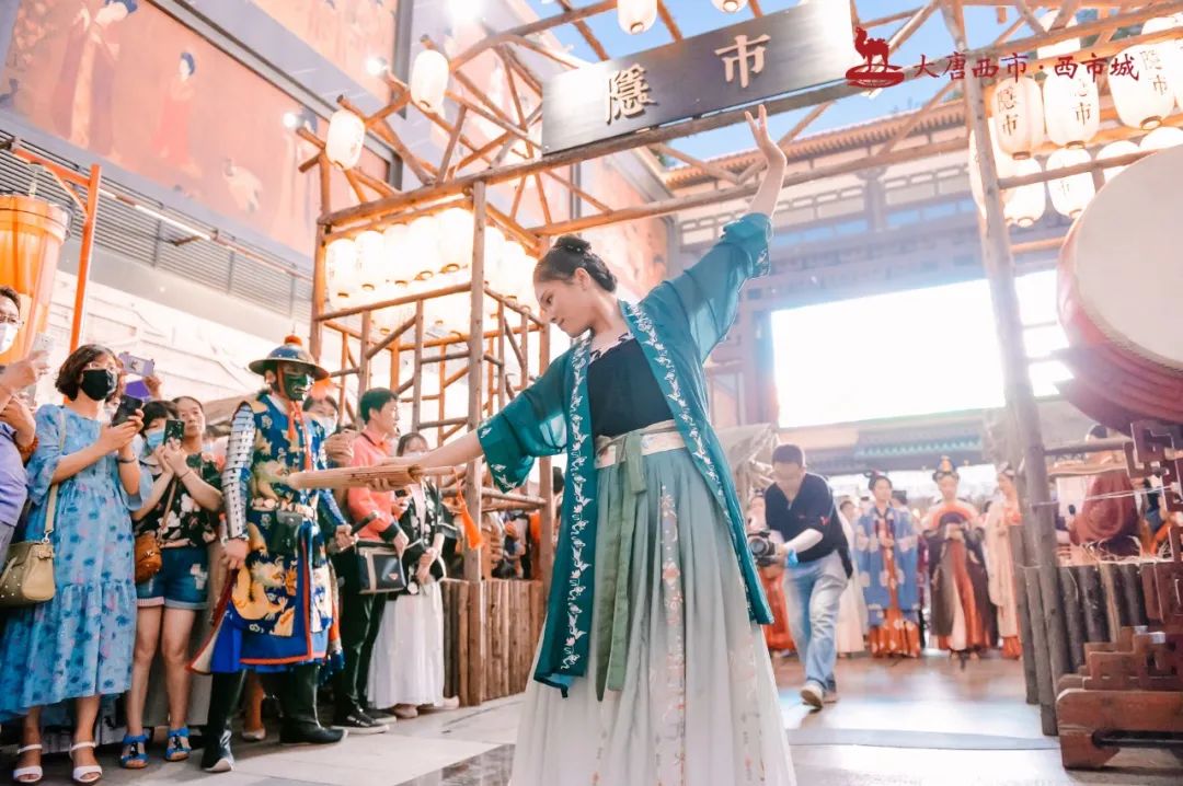 古代創(chuàng)意市集活動現(xiàn)場驚現(xiàn)百余位漢服同胞，策劃表演體驗十足