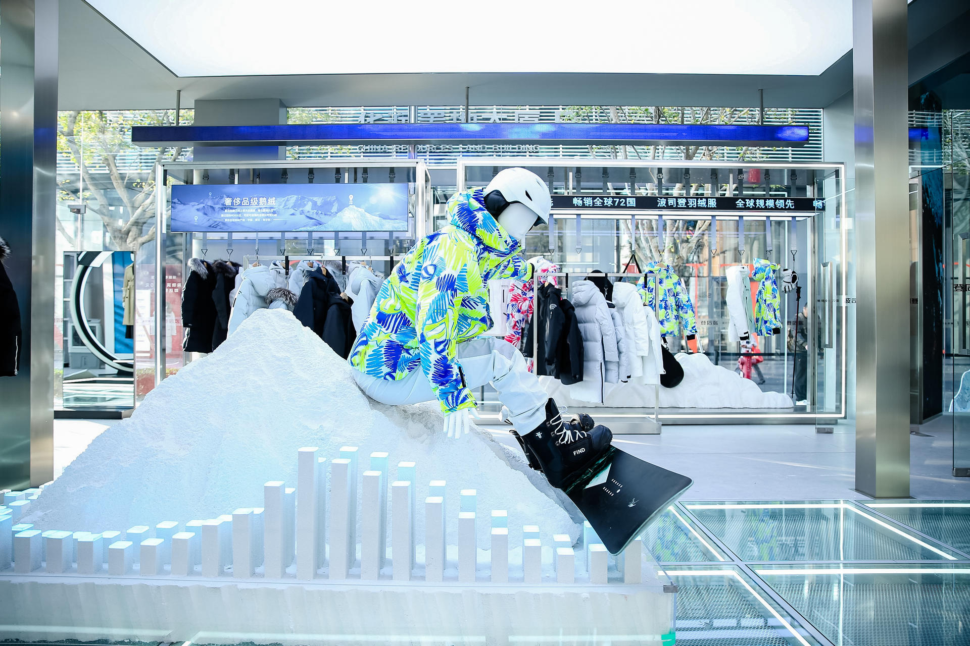 波司登快閃店活動(dòng)策劃融合雪山、陽(yáng)光等自然元素，帶來(lái)了“第一場(chǎng)雪”