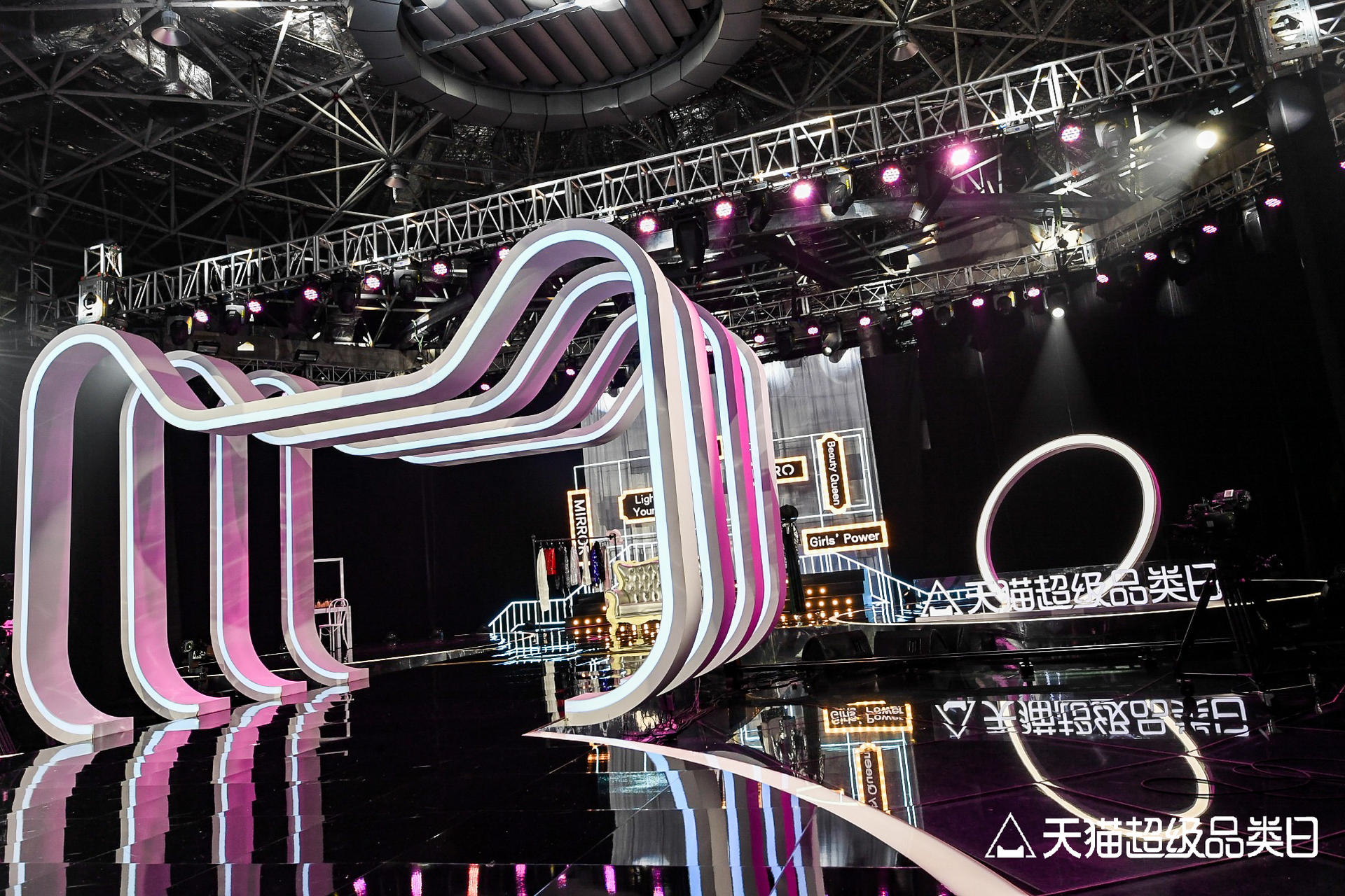 “夏日追光演唱會(huì)”LIVESHOW直播活動(dòng)策劃，全場(chǎng)“高光”直播氣氛嗨翻
