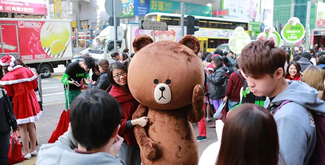 通訊軟件LINE這波圣誕營銷活動(dòng)策劃創(chuàng)下了驚人的下載量 - 第11張 - 會(huì)展活動(dòng)策劃CCASY.COM 通訊軟件LINE這波圣誕營銷活動(dòng)策劃創(chuàng)下了驚人的下載量 - 第11張