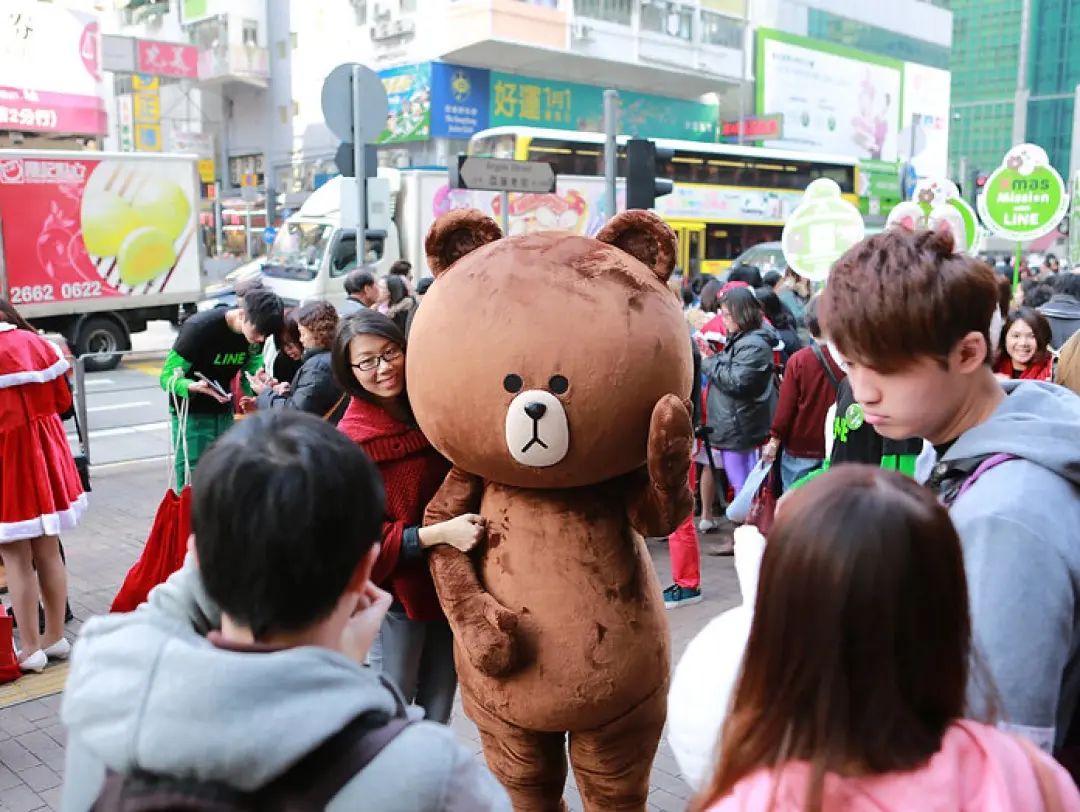 通訊軟件LINE這波圣誕營銷活動(dòng)策劃創(chuàng)下了驚人的下載量 - 第12張 - 會(huì)展活動(dòng)策劃CCASY.COM 通訊軟件LINE這波圣誕營銷活動(dòng)策劃創(chuàng)下了驚人的下載量 - 第12張