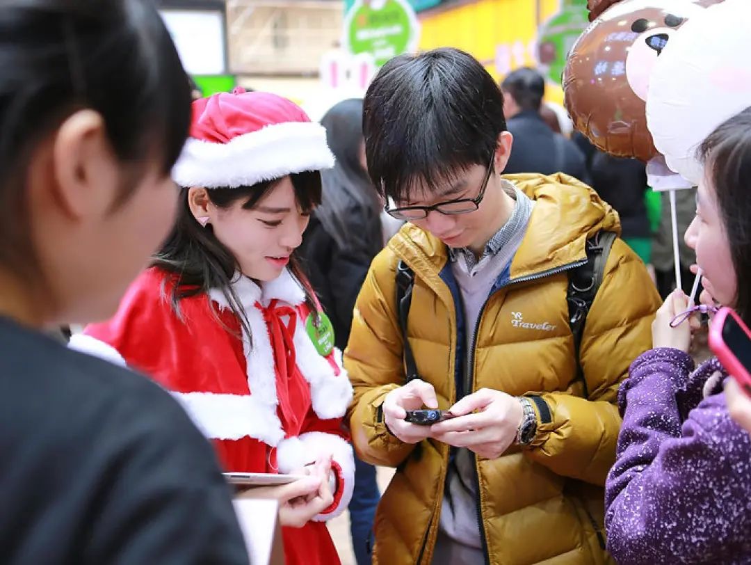 通訊軟件LINE這波圣誕營銷活動(dòng)策劃創(chuàng)下了驚人的下載量 - 第13張 - 會(huì)展活動(dòng)策劃CCASY.COM 通訊軟件LINE這波圣誕營銷活動(dòng)策劃創(chuàng)下了驚人的下載量 - 第13張