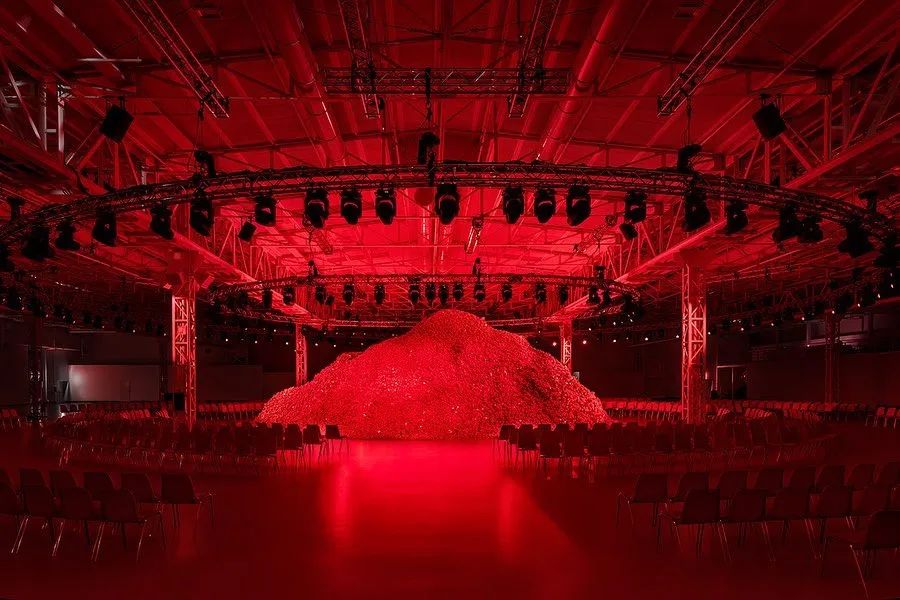 DIESEL2023秋冬大秀活動策劃了一座杜蕾斯山丘，刷屏了社交平臺