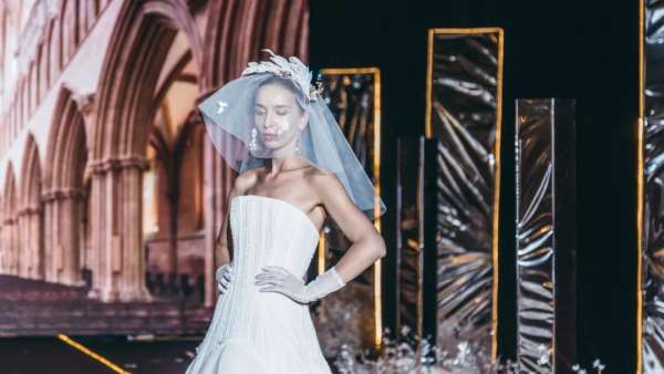 品牌時裝秀以戀人感情發(fā)展為主線，呈現(xiàn)別開生面的視聽盛宴