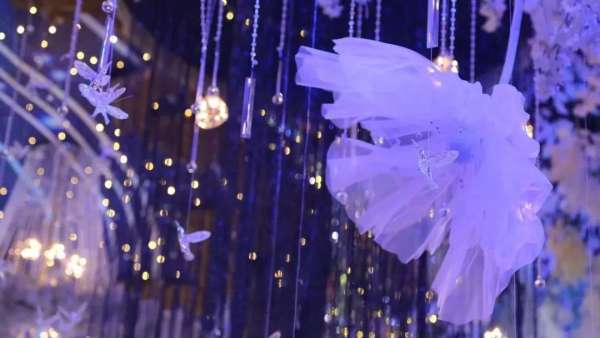 婚禮時(shí)裝秀創(chuàng)造另一個(gè)維度世界，讓自然保持自然的姿態(tài)｜靈感25區(qū)