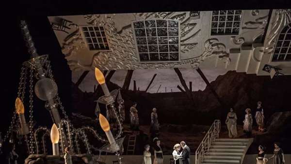 舞美設(shè)計(jì)上增加一個(gè)巨型水晶吊燈，效果倍加