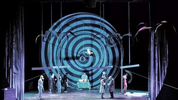 演繹不同版本的《波西米亞人》舞臺(tái)劇表演，一次嗨個(gè)夠