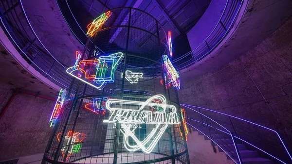 時裝秀活動策劃的這個燈光裝置增強了場地的工業(yè)紀(jì)念性和原始感