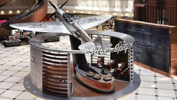 快閃展覽活動(dòng)竟策劃了一架銀翼噴火戰(zhàn)斗機(jī)，高貴雅致與機(jī)械質(zhì)感撲面而來