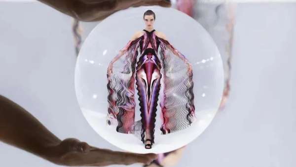 放大鏡扭曲的這場(chǎng)時(shí)裝發(fā)布會(huì)展覽活動(dòng)更有詩(shī)意了