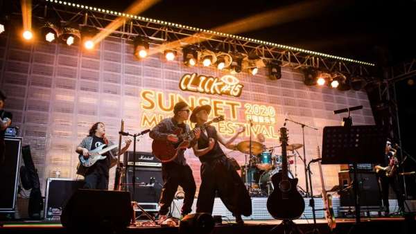 阿那亞日落音樂(lè)節(jié)活動(dòng)策劃了一場(chǎng)海邊音樂(lè)盛宴，歡樂(lè)至極