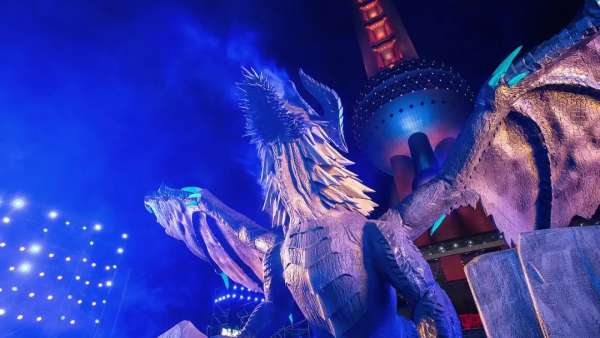 英雄聯(lián)盟全球總決賽陸家嘴的線下助威活動策劃的巨龍，霸氣