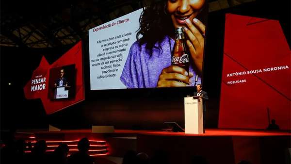 企業(yè)年會活動策劃舞美的背景屏幕競設(shè)計成可移動式，有趣