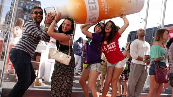 伏特加體驗(yàn)式營銷活動(dòng)策劃未來風(fēng)格和交互式物理空間強(qiáng)強(qiáng)加持