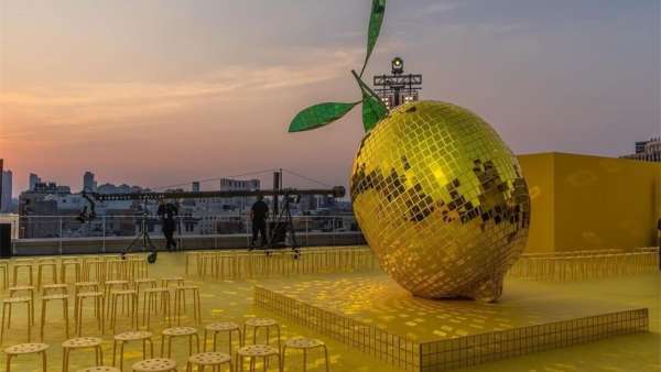 Staud春夏發(fā)布會(huì)活動(dòng)策劃了一個(gè)巨大的檸檬色迪斯科舞會(huì)球