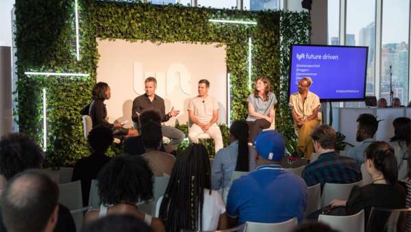 來福車網(wǎng)約車新聞發(fā)布會(huì)活動(dòng)策劃的自拍背景設(shè)計(jì)成汽車內(nèi)部展示裝置