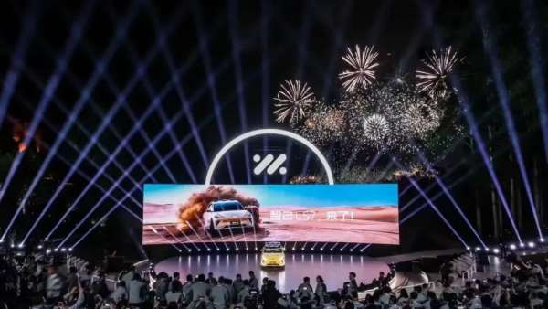 智己LS7上市發(fā)布會(huì)活動(dòng)策劃使用了超大型戶外弧形大屏，視覺體驗(yàn)杠杠