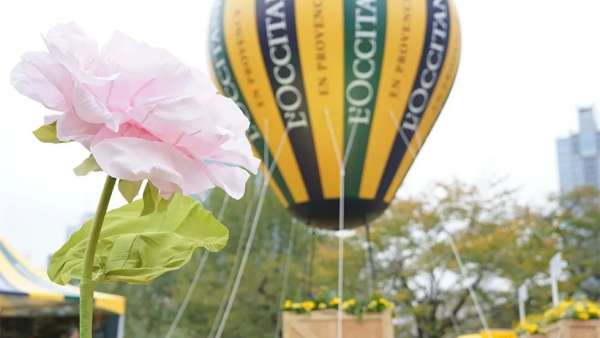 歐舒丹產(chǎn)品體驗活動策劃現(xiàn)場設(shè)置了一個巨大的氣球，甚是吸睛