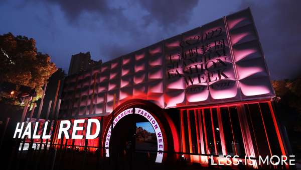 利郎LESS IS MORE時(shí)裝周閉幕秀活動(dòng)策劃復(fù)制了千年古城的圖騰和標(biāo)識(shí)