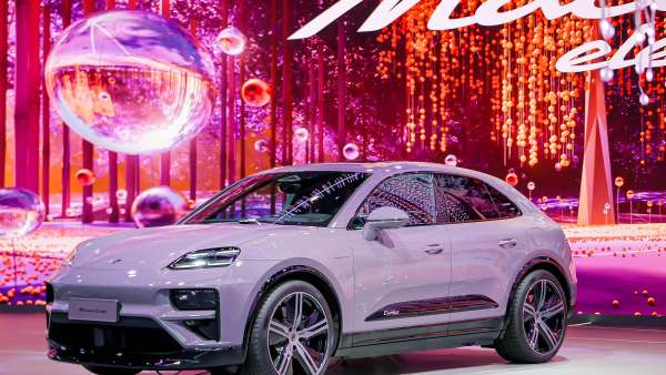 保時捷展臺在2024北京車展活動策劃中真是太耀眼的存在了